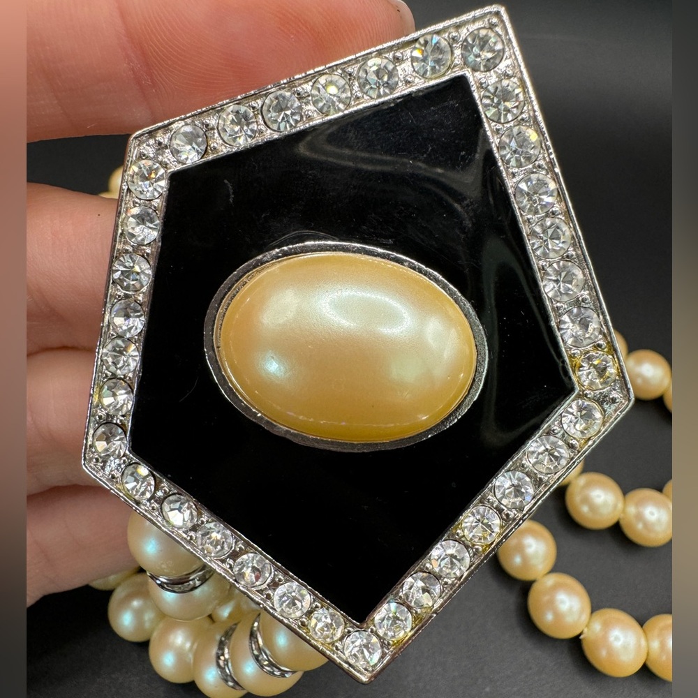LOT 1608 Yves Saint Laurent pearls necklace - Picture 5 of 9